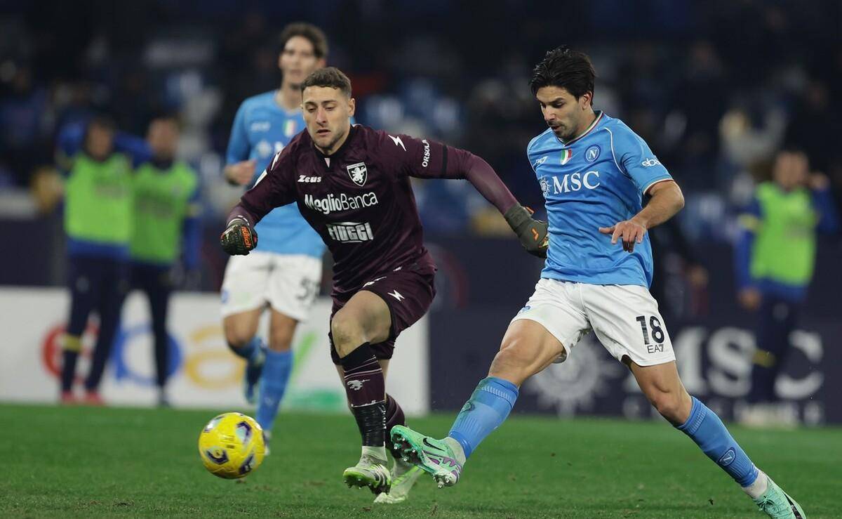 那不勒斯训练开放日,冲刺阶段临场应变引欢呼,意大利杯在即,纪律约束更严格的简单介绍-开云网址